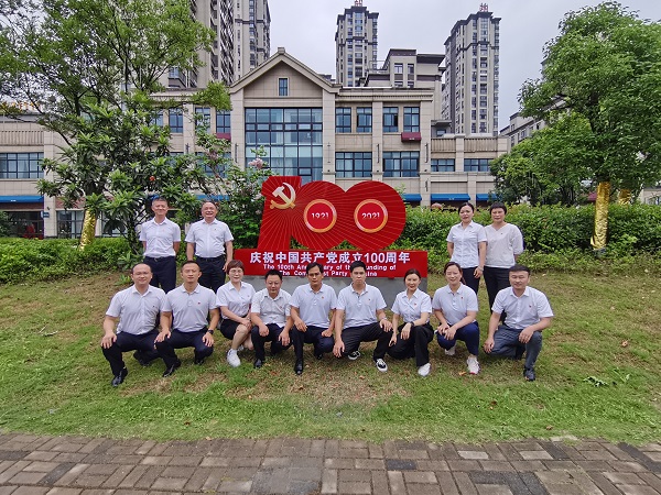 徽鹽地產集團六安項目黨支部舉行重溫入黨誓詞暨新黨員宣誓活動